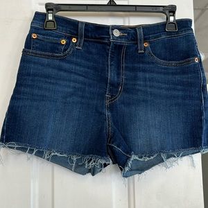 Levi shorts size 28  71% cotton 6% polyester